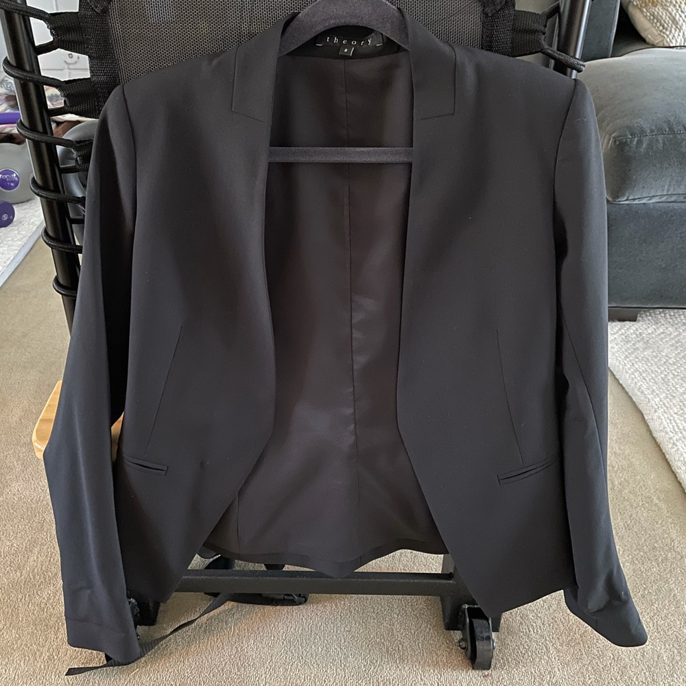 Excellent condition Theory blazer.